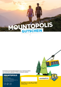 Pärchen wandert im Sonnenuntergang