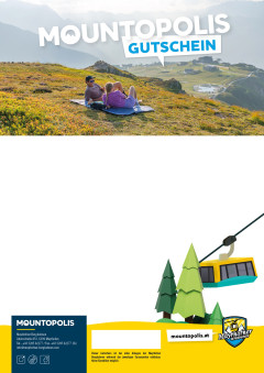 Pärchen sitzt im Sommer auf der Wiese am Berg